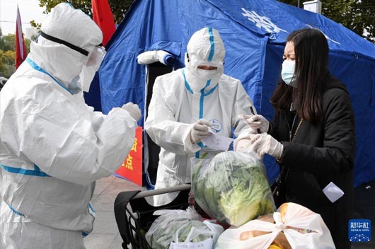 穿醫用防護服人員為大家發物資