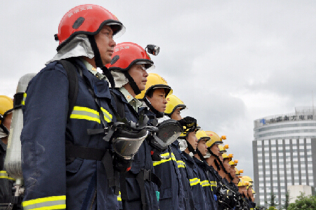 消防戰(zhàn)士戴UT-UHD消防頭盔演練