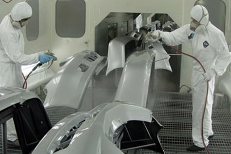 在汽車(chē)噴涂車(chē)間工人穿戴全套個(gè)人防護(hù)用品作業(yè)