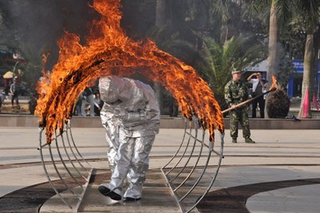 穿隔熱服進(jìn)行火場(chǎng)實(shí)驗(yàn)