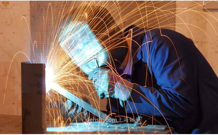 工人使用自動(dòng)變光電焊面罩焊接作業(yè)