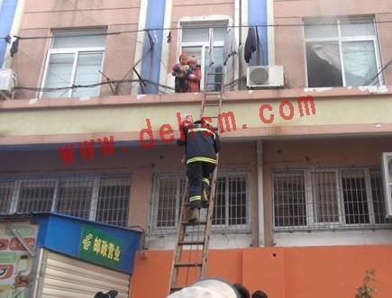 搭升降梯對(duì)二樓小孩進(jìn)行救援