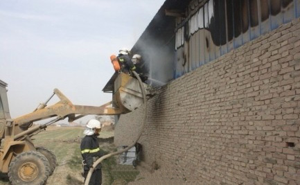 消防員穿隔熱服背空氣呼吸器進入倉庫