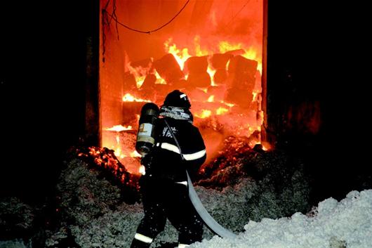 身背空氣呼吸器進(jìn)入火場搜救
