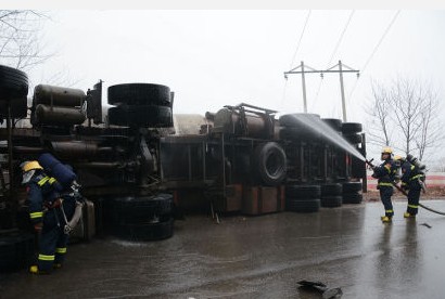 酒精槽罐車泄露救援現場圖片2