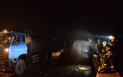 酒精槽罐車泄露救援現場圖片3