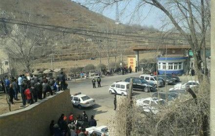 爆炸現場圍觀人群