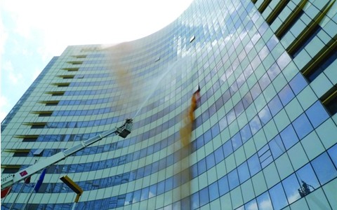 高層建筑發(fā)生火災(zāi)云梯滅火圖片