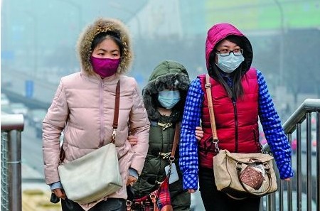 戴防塵口罩出行的人們