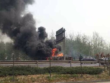 槽罐車側翻后被大火吞噬