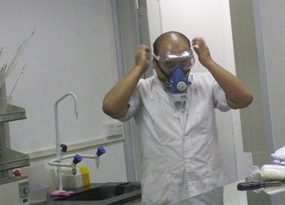 做實(shí)驗(yàn)戴防毒面具防止二氧化硒中毒