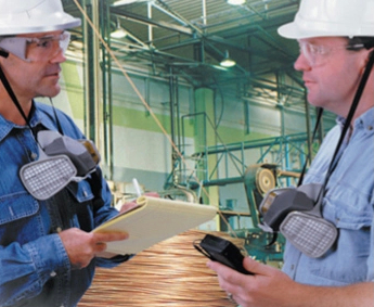 化工行業(yè)工作交流中戴防毒面具防護(hù)