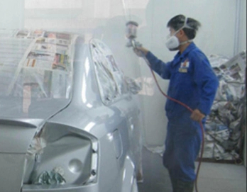 戴噴漆防毒面具噴涂