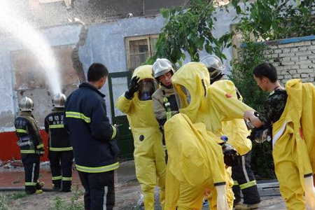 穿全封閉防化服搶險(xiǎn)救援