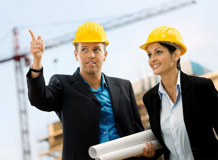 戴安全帽在工地指導工作