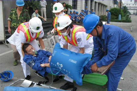 發生職業中毒,120醫護人員急救現場圖片