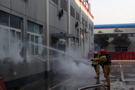 現(xiàn)場身著液氨防護(hù)服的消防隊員正在稀釋泄露的液氨