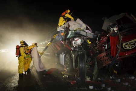 現(xiàn)場消防員穿防化服背空氣呼吸器參加氟氫酸泄露救援工作圖1