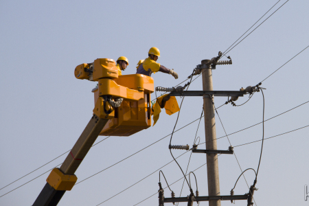 戶外戴絕緣手套進(jìn)行高壓作業(yè)