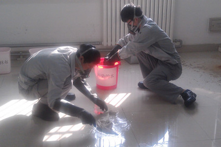 戴防毒面具處理少量化學品泄漏圖片