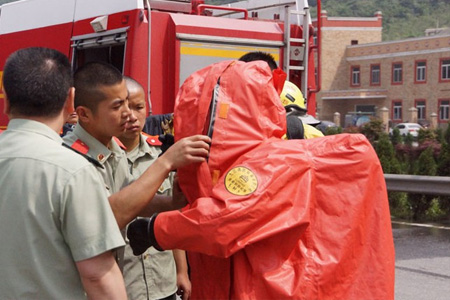 消防官兵正在穿戴全封閉防化服進(jìn)行緊急救援