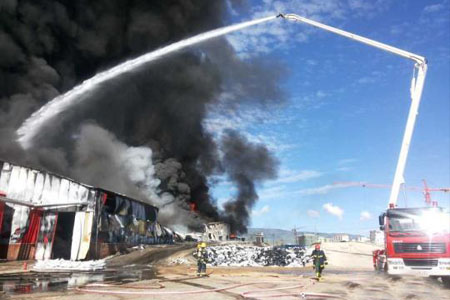 消防官兵對(duì)瀝青廠爆炸現(xiàn)場(chǎng)進(jìn)行滅火搶救