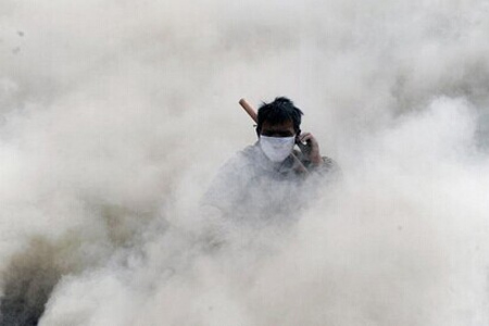 在粉塵環境中工作的工人