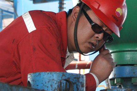 工人進入工作區域戴防護眼鏡