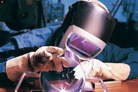  佩戴自動變光電焊面罩對配件維修圖片