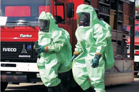使用A級防化服進(jìn)行化學(xué)品泄漏救援