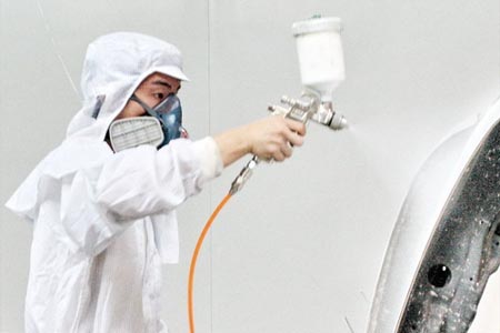 佩戴噴漆防毒面具等防護用品的作業(yè)人員