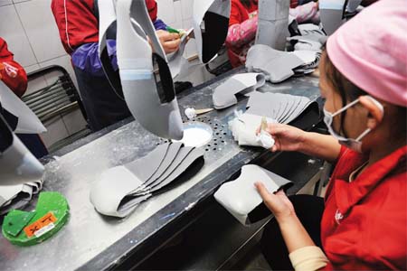 企業(yè)使用防塵口罩應(yīng)對(duì)苯中毒,完不具備防毒面具的防毒性能,不符合防護(hù)要求