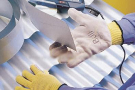 戴防割手套操作切割機臺