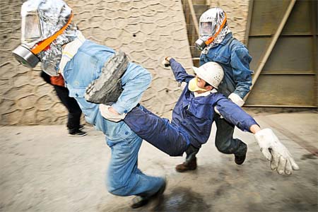 發生氯氣泄漏，戴防毒面具救中毒人員