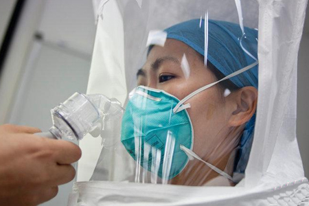 埃博拉醫(yī)護人員戴醫(yī)用口罩進行密閉性測試