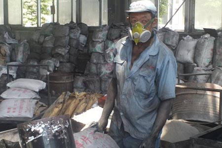 石棉作業(yè)只佩戴防毒面具作業(yè)的工人