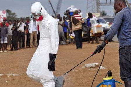 使用埃博拉病毒消毒液對(duì)醫(yī)護(hù)人員穿戴的醫(yī)用防護(hù)進(jìn)行消毒