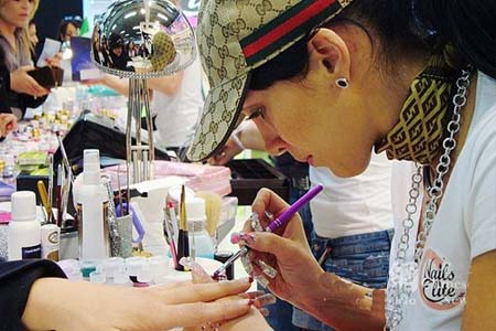 未戴任何防護用品的美甲師工作中