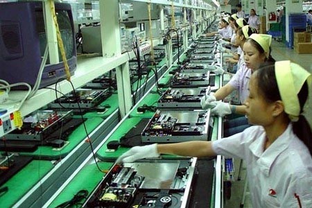 富士康類(lèi)型的電子廠操作員并沒(méi)有做任何的防護(hù)措施