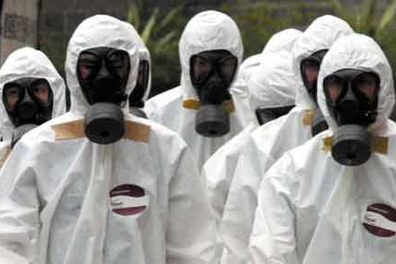 使用防毒面具，穿醫(yī)用防護(hù)服預(yù)的工作人員預(yù)防埃博拉病毒感染