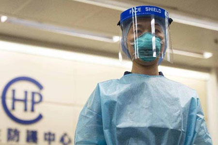 醫護人員戴醫用口罩、防護面罩雙重防護埃博拉病毒感染