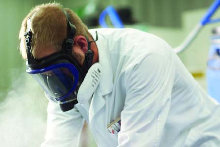 戴防毒面罩預防塵毒有害物質對人體的傷害