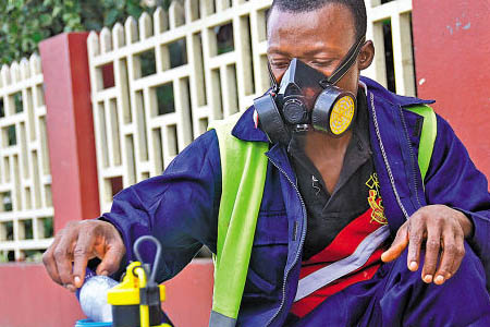 工人戴上防毒面具對化學品周轉,預防職業中毒