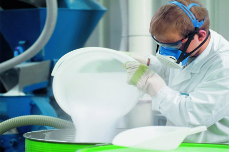 實(shí)驗(yàn)室戴防毒面具操作化學(xué)品溶液罐裝