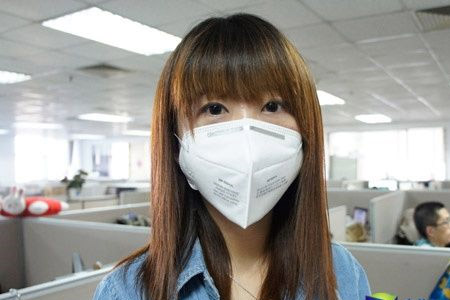 霧霾天氣公司白領戴3M防塵口罩上班