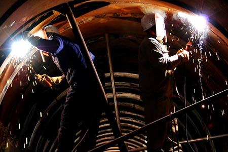 在密閉空間戴電焊面罩焊接的工人