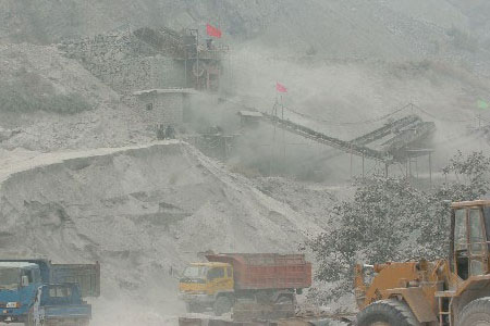 礦山作業(yè)產(chǎn)生的粉塵，能見度極低