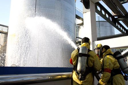 消防人員對苯泄漏的儲罐進行噴灑稀釋苯濃度