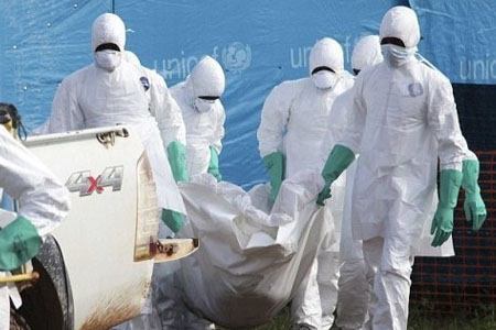 醫(yī)護(hù)人員穿戴埃博拉病毒防護(hù)用品運(yùn)送患者