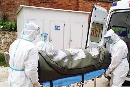 醫護人員戴醫用口罩處理埃博拉病人